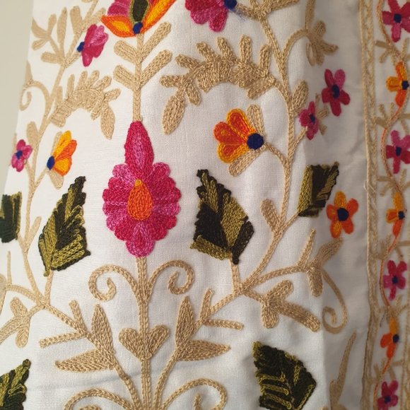 White Embroidered Cape - Picture 4 of 7